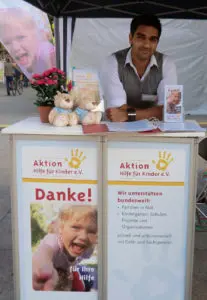 Mitglieder werben am Infostand von Aktion Hilfe für Kinder e.V.