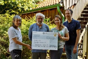 Scheckübergabe: Susanne Molis, Hayo Hoffmann, Isabel Neumann, Maurice Scharmer (v.l.)