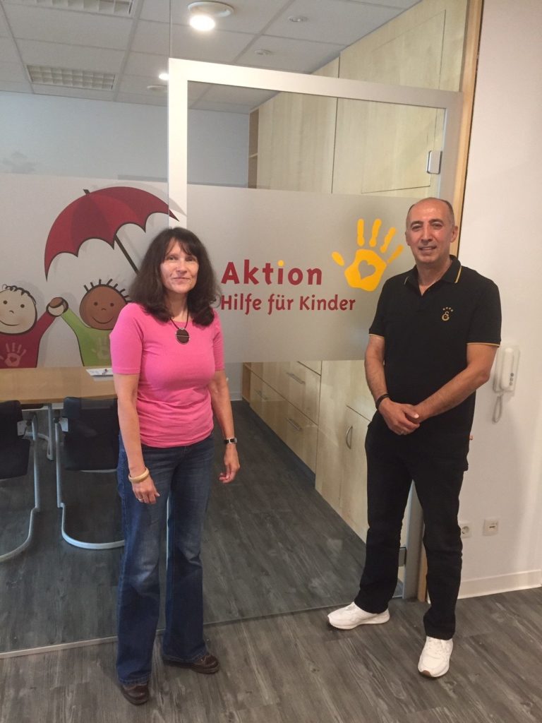 Meike Rasch, Geschäftsführerin von Aktion Hilfe für Kinder, mit Herrn Küsneci von Galatasaray Sport- und Fanclub Bremen e.V.