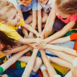 shutterstock_1123116176_Kinder Hände aufeinander
