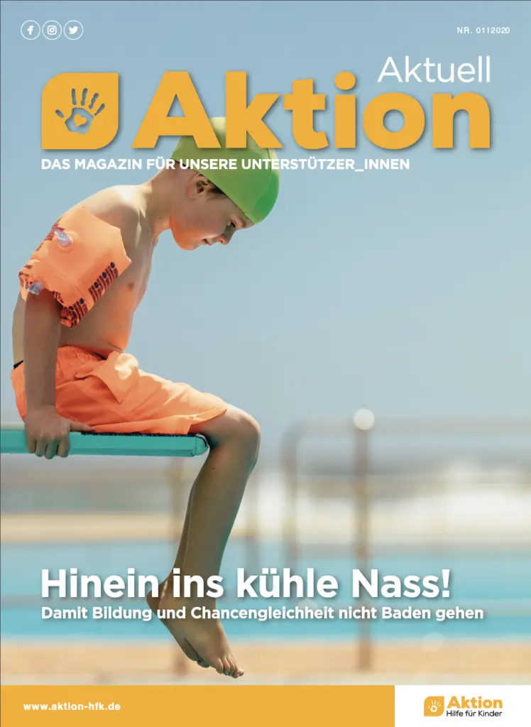 Ein Junge sitzt auf einem Springbrett.