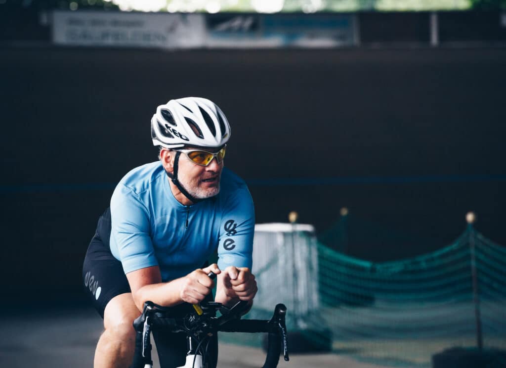 Der Profirennradfahrer Max Strinz auf dem Rad bei der 24 Stundenfahrt 2017.