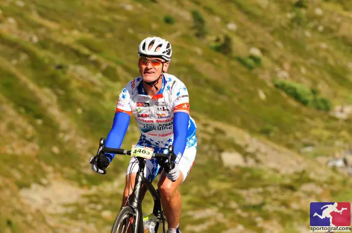 Der Radsportler Max Strinz bei einem Rennen.