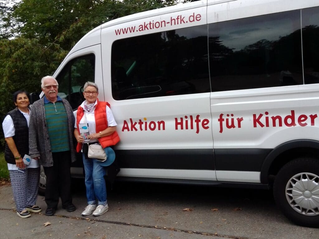 Die Betreuer*innen stehen vor dem Aktionsbus.