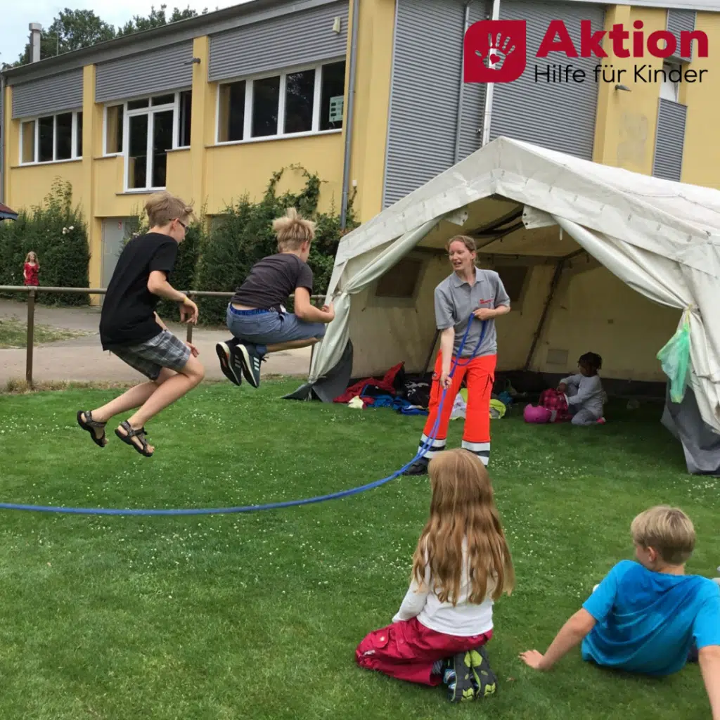 Kinder springen auf dem Gelände von Bremopolis Seil.